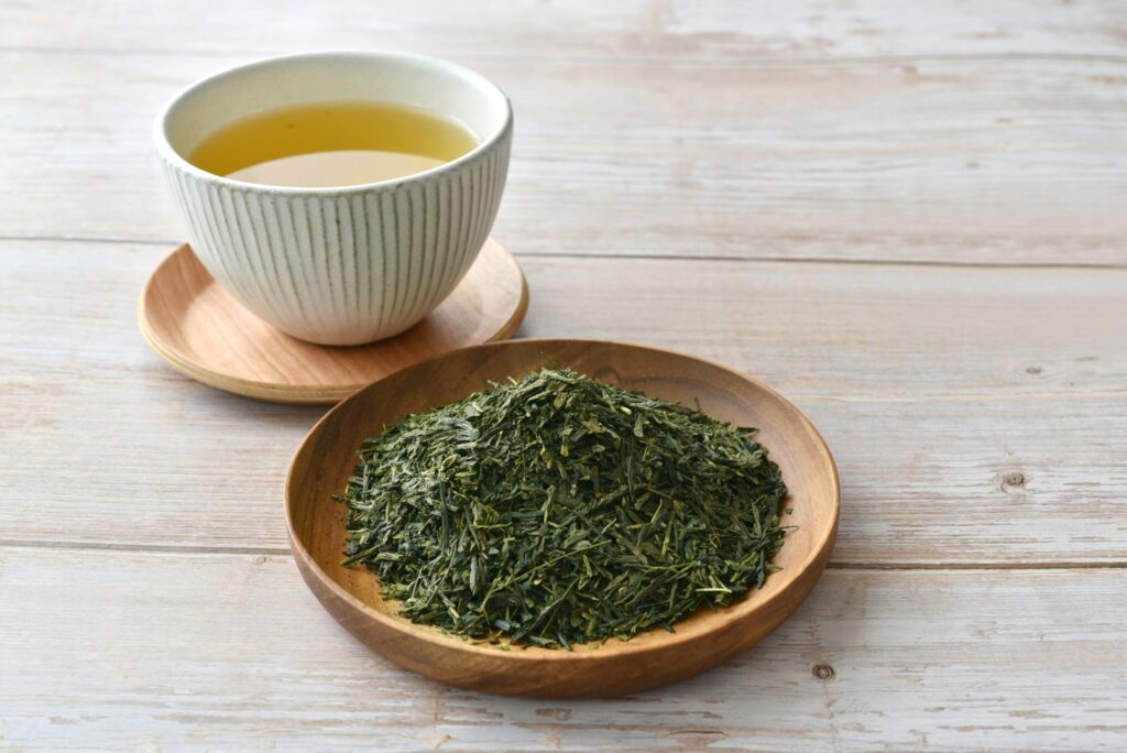 緑茶と茶葉の写真